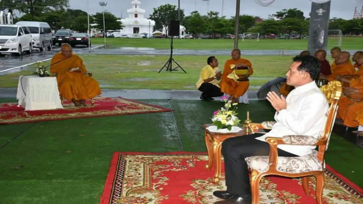 ผวจ.นำชาวนครศรีธรรมราช ทุกหมู่เหล่าร่วมพิธีทำบุญตักบาตร ถวายเป็นพระราชกุศลแด่ในหลวงรัชกาลที่ 9