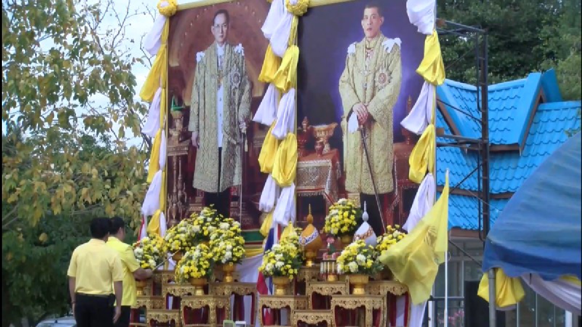 นครราชสีมา..!! ชาวอำเภอบัวใหญ่ พร้อมกันใส่เสื้อเหลือง ตื่นเช้าทำบุญตักบาตร เพื่อถวายเป็นราชกุศลแด่ในหลวงรัชกาลที่ 9 (มีคลิป)