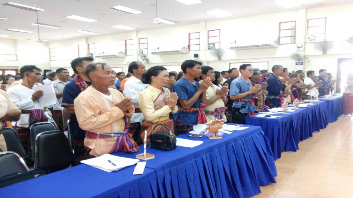 สุดแปลก..!! อำเภอห้วยแถลง ให้กำนันผู้ใหญ่บ้าน แต่งชุดไทยพื้นบ้านเข้าประชุมประจำเดือน เพื่ออนุรักษ์วัฒนธรรมท้องถิ่น (มีคลิป)