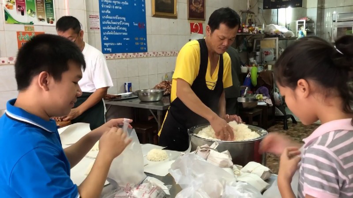 ร้านข้าวหมูแดงเจ้าดังเมืองหาดใหญ่ !! แจกข้าวหมูแดงฟรีจำนวน 900 ห่อ เพื่อทำความดีถวายเป็นพระราชกุศลแด่ ร.9