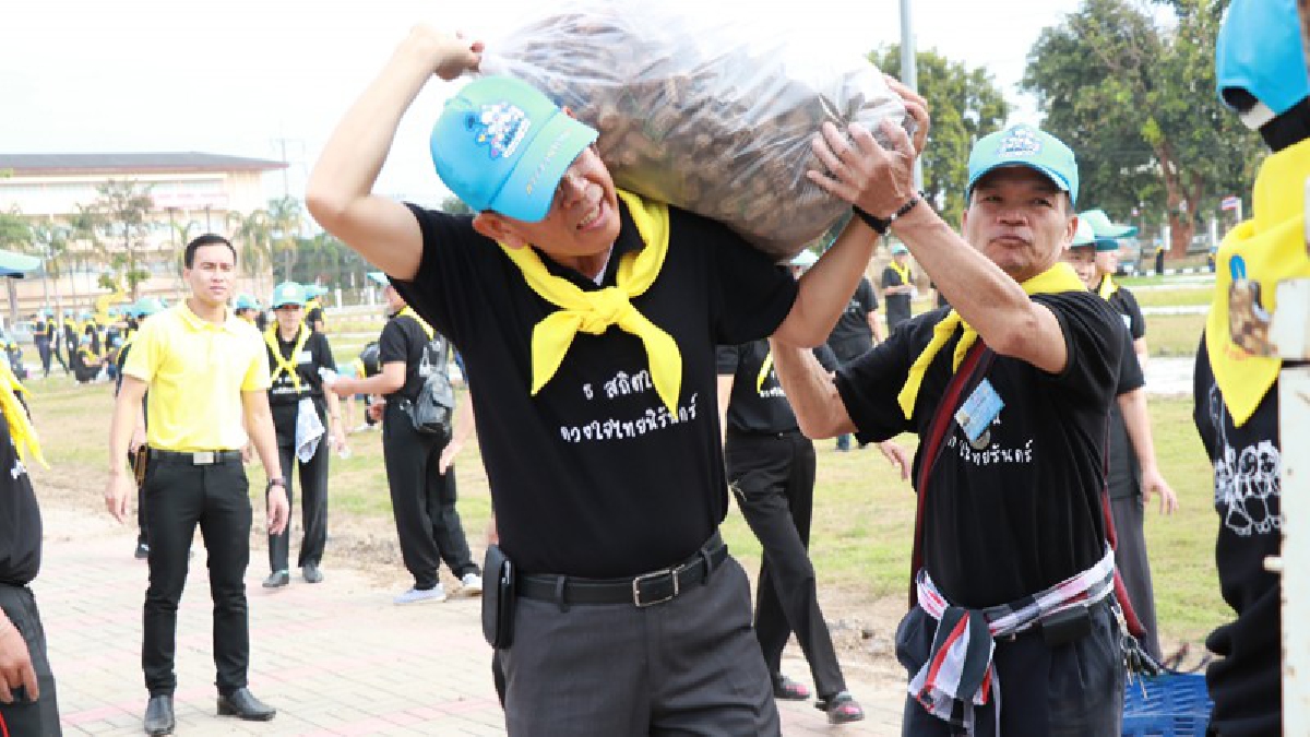 ผู้ว่าฯเลย นำปชช.ทำบุญตักบาตร-จิตอาสาทำความสะอาดหน้าศาลากลาง เนื่องในวันพ่อแห่งชาติ (มีคลิป)