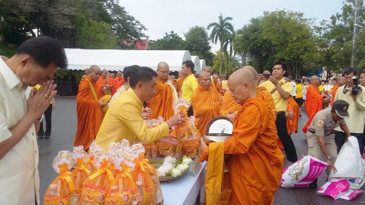 ชาวตรังร่วมใจใส่เสื้อเหลือง !! เข้าร่วมพิธีทำบุญตักบาตรพระสงฆ์ จำนวน 91 รูป ถวายเป็นพระราชกุศลแด่พ่อหลวง ร.9