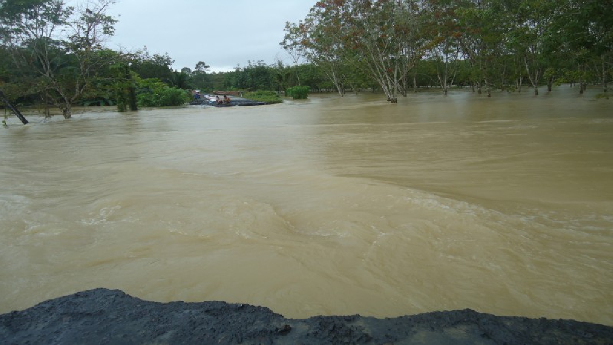 ตรังยังวิกฤติ !! หลังพนังกั้นแม่น้ำตรังแตก ส่งผลให้เกือบ 1,500 ครัวเรือนใน ต.บางรัก จมบาดาล เผยน้ำท่วมสูงถึง 4 เมตร มิดหลังคาบ้านชั้น 2