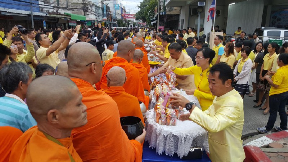 พสกนิกรชาวสุพรรณบุรี !! ร่วมใจสวมเสื้อเหลือง ร่วมพิธีทำบุญตักบาตร เนื่องในวันคล้ายวันเฉลิมพระชนมพรรษา ร.9 วันชาติ และวันพ่อแห่งชาติ