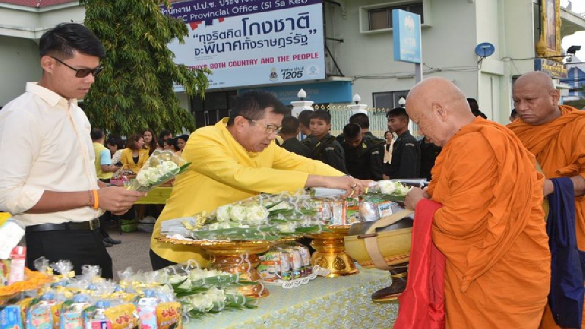 ชาวศรีสะเกษ..!! พร้อมใจกันสวมใส่เสื้อสีเหลือง ไปร่วมทำบุญตักบาตร เพื่อถวายเป็นพระราชกุศลแด่พ่อหลวง ร.9