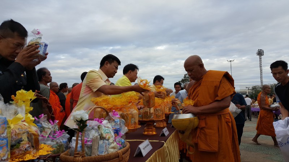 ชาวชัยนาท !! ร่วมทำบุญตักบาตรพระภิกษุสงฆ์จำนวน 91 รูป พร้อมปล่อยปลาจำนวน 3 แสนตัว เพื่อถวายเป็นพระราชกุศลแด่ในหลวง ร.9