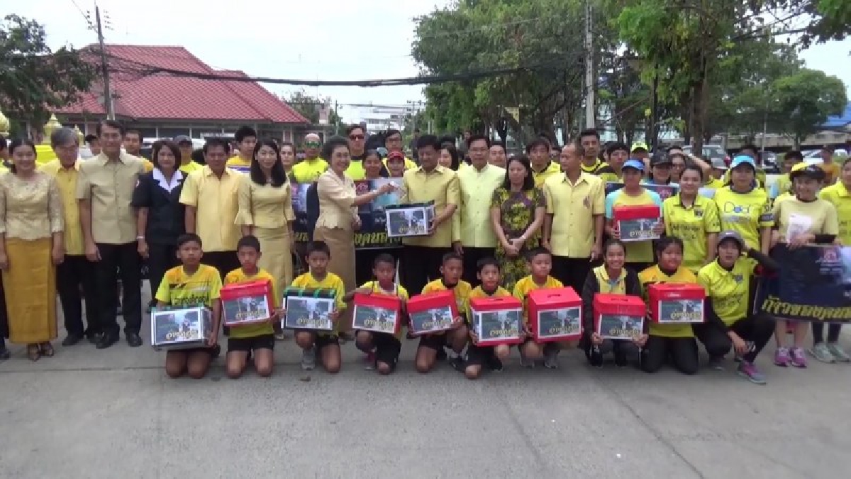 อ่างทอง..!! ผู้ว่าฯพร้อมชาวบ้าน ร่วมบริจาคโครงการก้าวคนละก้าว "ตูน บอดี้สแลม" วิ่งจากใต้สุดสู่เหนือสุด ระยะทาง 2,190 กิโลเมตร (คลิป)