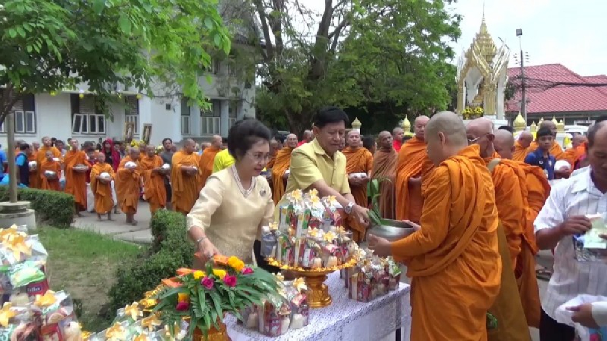 อ่างทอง..!! ผู้ว่าฯนำพสกนิกร ใส่เสื้อเหลืองทำบุญตักบาตรวันพ่อแห่งชาติ และวันชาติ รำลึกในหลวงรัชกาลที่ 9 กันอย่างคึกคัก (มีคลิป)