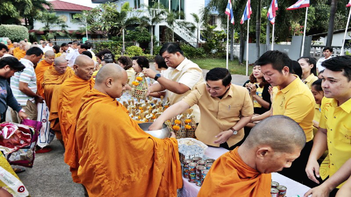 สัตหีบ !!! ร่วมใส่บาตรพระสงฆ์จำนวน 89 รูป เพื่อถวายเป็นพระราชกุศล เนื่องในวันคล้ายวันเฉลิมพระชนมพรรษา ร.9