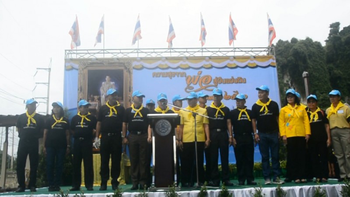 ผู้ว่าฯกระบี่ !! นำจิตอาสาร่วมกิจกรรม "ความสุขจากพ่อ สู่ผืนแผ่นดิน" ทำความดีเก็บขยะพัฒนาวัด เนื่องในวันคล้ายวันเฉลิมพระชนมพรรษา ร.9