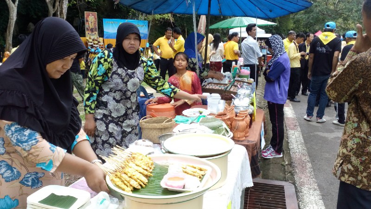 คึกคัก !! เปิดตลาดประชารัฐวันแรก พ่อค้า-แม่ค้าพร้อมใจสวมผ้าไทยย้อนวิถีวัฒนธรรม