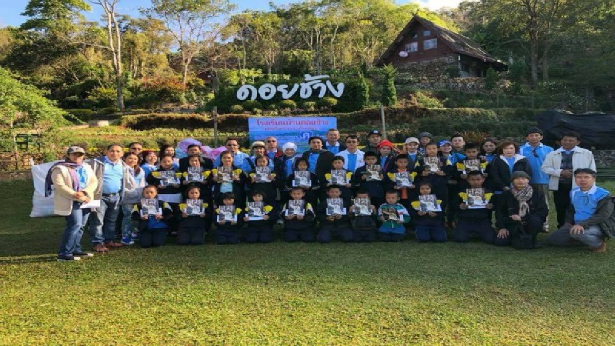 ชมรม "ตนคุ้นเคย" มอบผ้าห่ม ข้าวของเครื่องใช้ ทุนการศึกษา ให้กับเด็กในถิ่นทุรกันดารที่ด้อยโอกาส (มีคลิป)