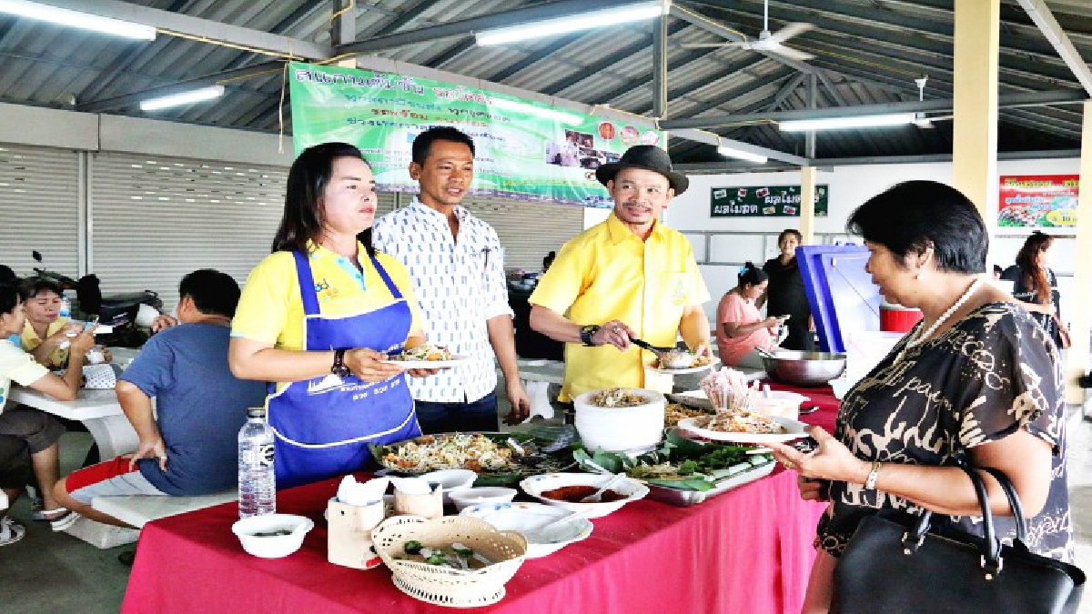 คิวรถตู้ สัตหีบ-กรุงเทพ !! บริการอาหารฟรีแก่ผู้โดยสาร ทำดีถวายเป็นพระราชกุศลเนื่องในวันคล้ายวันเฉลิมพระชนมพรรษา ร 9