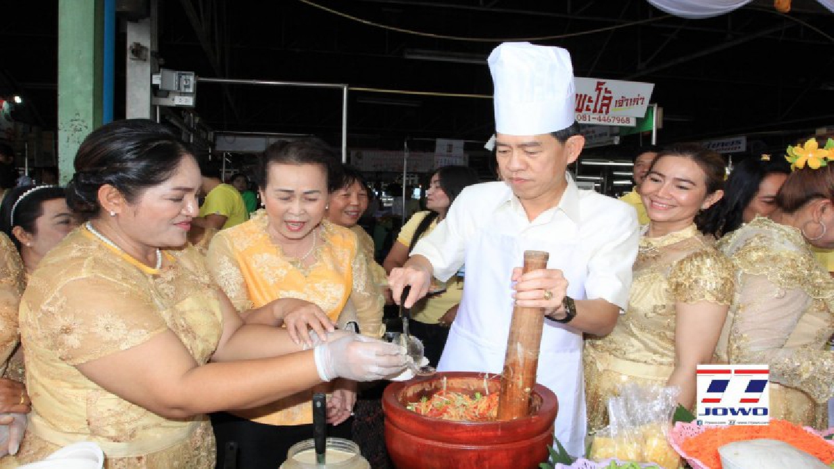 จ.ระยอง เปิดตลาดประชารัฐคึกคัก ผู้ว่าฯระยอง โชว์เมนูส้มตำและผัดไทยของดีชุมชน