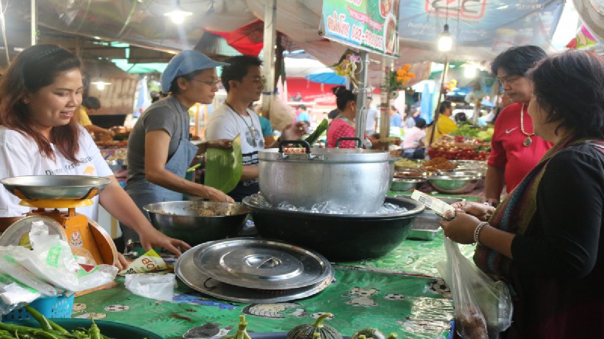 น่าน แม่ค้าในตลาดพัสดุ ของทำดีถวายพ่อ แจกลาบปลาฟรีเพื่อเป็นพระราชกุศลแด่ร.9