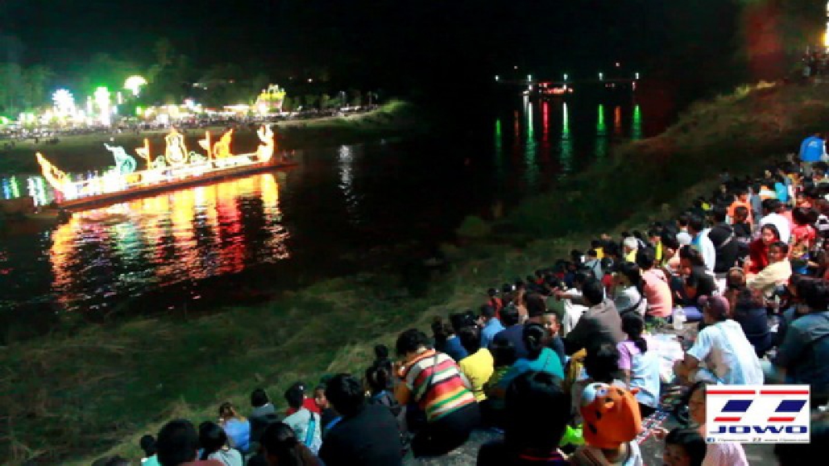 ยิ่งใหญ่สวยงามตระการตา..! "ไหลแพไฟวันพ่อแห่งชาติ พิธีขอบคุณพืชพันธุ์ธัญญาหารและสายน้ำ" หนึ่งเดียวในประเทศไทย ประชาชนเรือนแสนร่วมแห่ชม