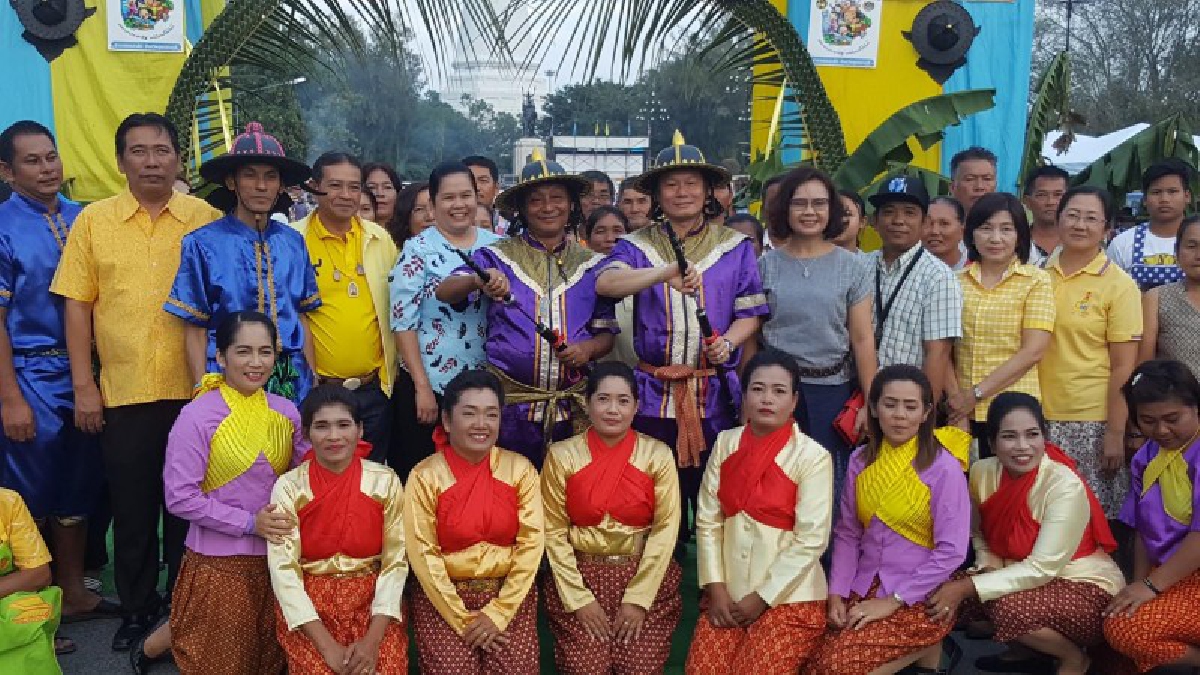 สุพรรณบุรี..!! นายอำเภอดอนเจดีย์ แต่งชุดแม่ทัพไทยโบราณ เปิดงาน Kick off “ตลาดประชารัฐ คนไทยยิ้มได้” (ชมคลิป)
