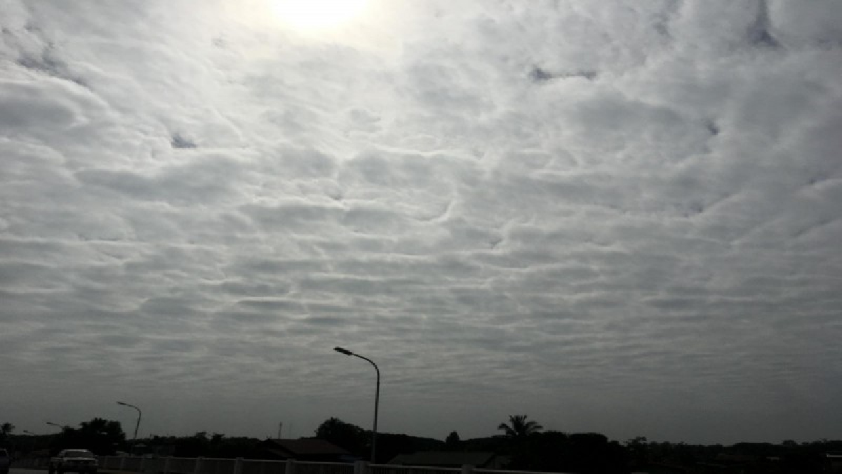 เกิดมาไม่เคยพบเคยเจอ !! ตะลึง..เมฆสีขาวพาดตัดขอบฟ้าทางทิศตะวันออก ยาวเหยียดคลุมผืนฟ้า (คลิป)