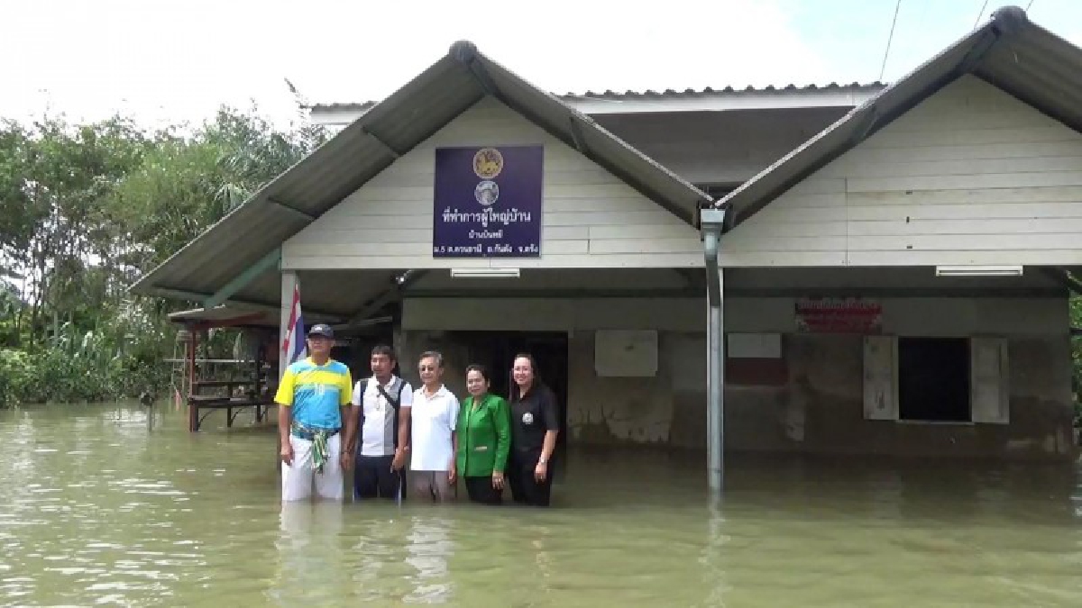 "ชวน หลีกภัย" อดีตนายกฯ ลงพื่นที่ จ.ตรัง เยี่ยมผู้ประสบภัยน้ำท่วม เผย..จะได้รู้ปัญหาที่แท้จริงของพื้นที่ ดีกว่าฟังรายงานอย่างเดียว
