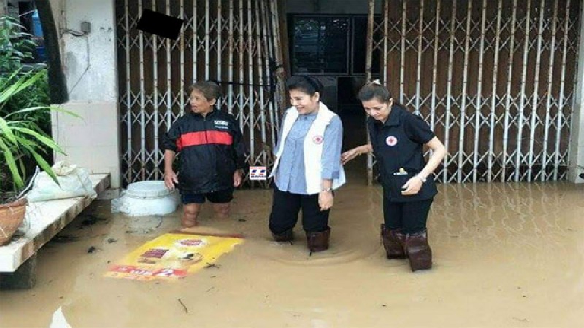 เหล่ากาชาดชุมพร !! ลงพื้นที่ช่วยเหลือผู้ประสบอุทกภัย ด้านจังหวัด เร่งสรุปความเสียหาย เบื้องต้นพบราษฎรเดือดร้อน 15,000 คน (มีคลิบ)