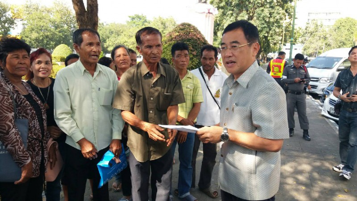 ชาวบ้านสุดทน บุกศูนย์ดำรงธรรมร้องผู้ว่าฯ สอบวินัยวินัยผู้ใหญ่บ้านด่วน แฉแหลก..เรื่องฉาวสารพัด  แถม "บ้าอำนาจ" (คลิป)