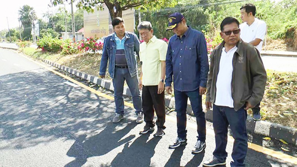 ชาวบ้านจวกยับ "แขวงทางหลวงพิจิตร" ใช้งบ 11 ล้าน อ้างปรับปรุงถนน แต่กลับแย่ยิ่งกว่าเดิม  วอนส.ต.ง. เข้าตรวจสอบด่วน (มีคลิป)