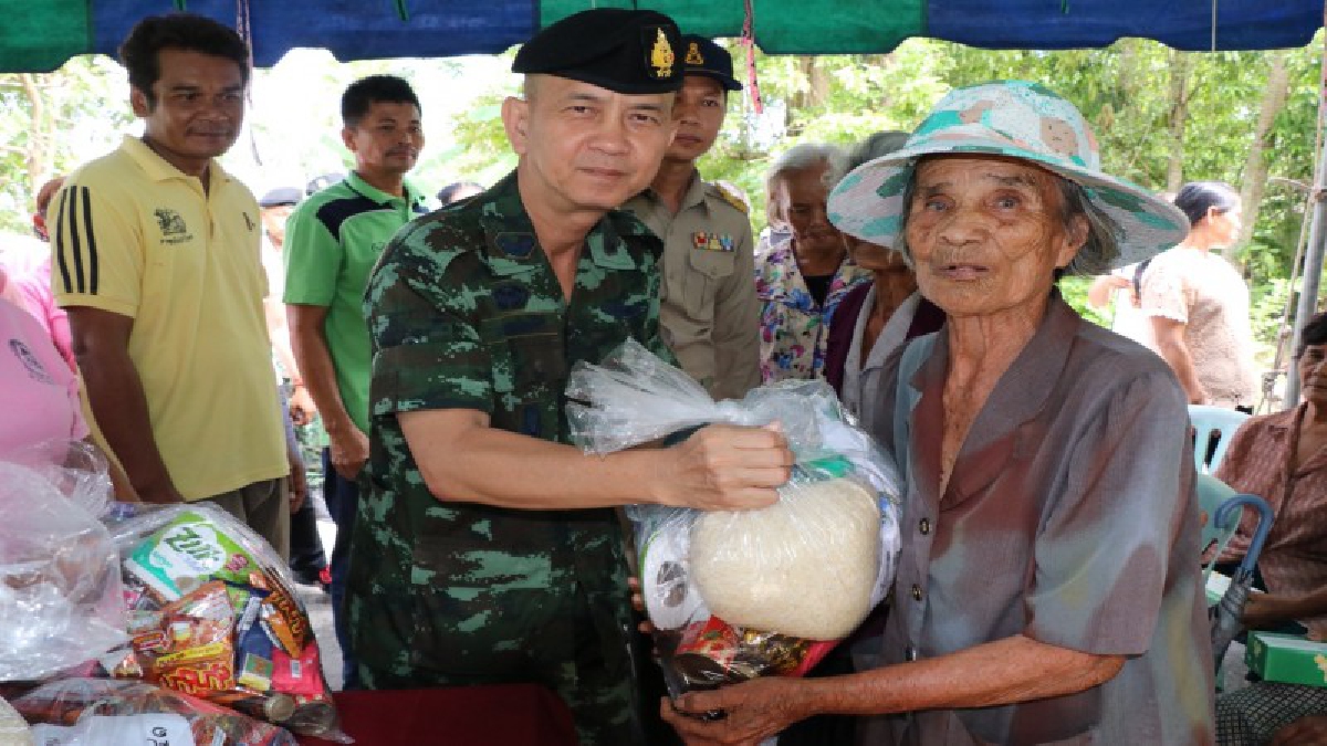 ผบ.มทบ.41 ลงพื้นที่ตำบลรามแก้ว อ.หัวไทร นำถุงยังชีพมอบให้ผู้ประสบภัยน้ำท่วม 350 ชุด