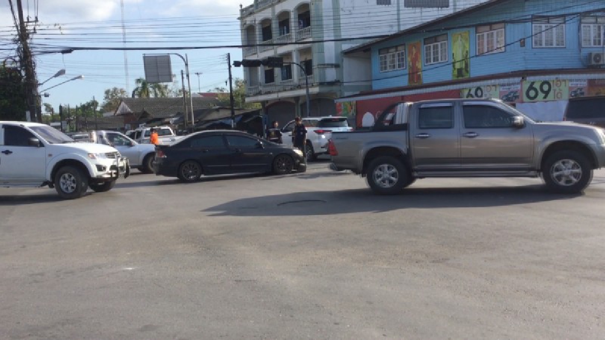 แยกวัดใจอีกแล้ว !!!! เลขา อดีต สส.ตราด ประสบอุบัติเหตุกลางแยก ขณะขับรถไปรับลูก ถูกเก๋งฮอนด้าชนแมกซ์แตก โชคดีไม่มีผู้บาดเจ็บ