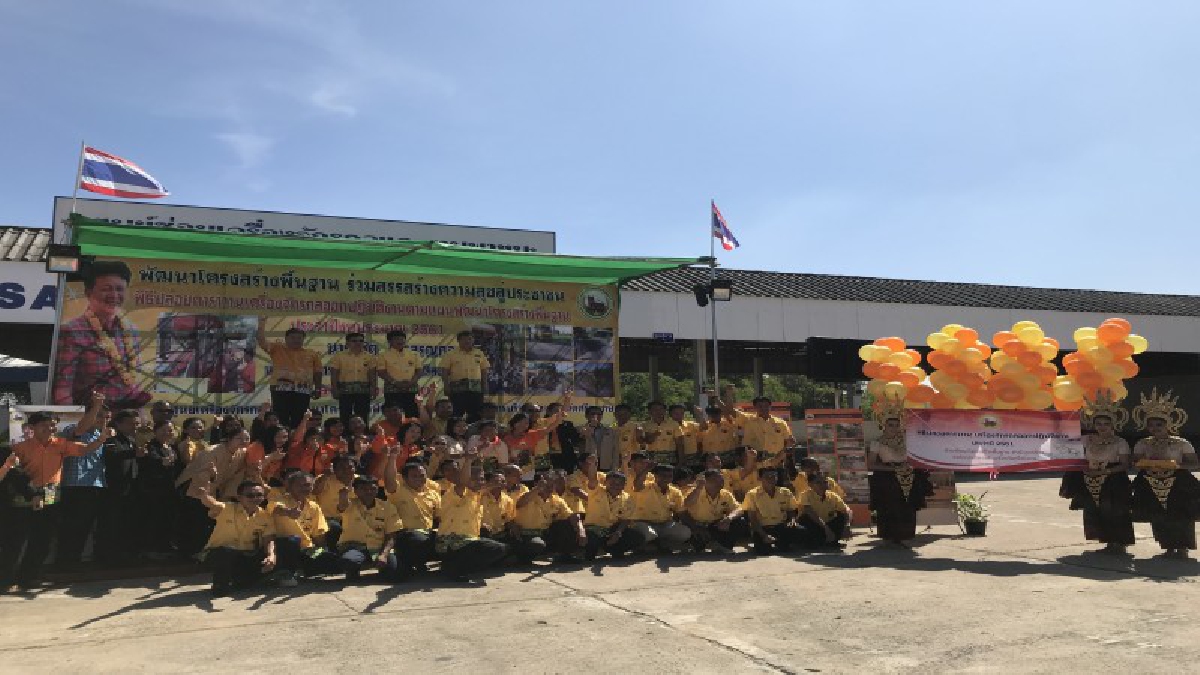 ศรีสะเกษ !! นายก อบจ.ขับรถเกรดถนนออกซ่อมถนนชำรุดทั้งจังหวัด กู้เงิน 200 ล้านหวังซื้อเครื่องจักรกลช่วยชาวบ้าน แต่หวั่นสินค้าด้อยคุณภาพจากจีน