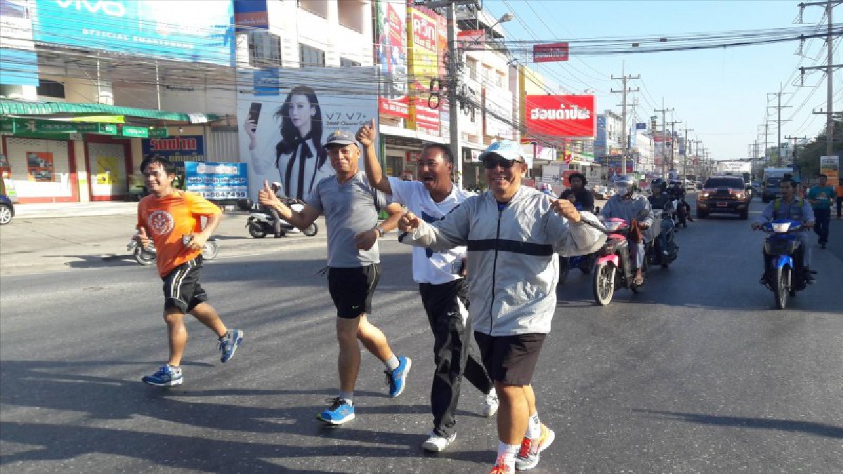 ชมรม จ.ป.ชลบุรีร่วมกับ สภ.หนองขาม และรัชนีเนอสเซอรี่ จัดกิจกรรมวิ่งรับบริจาคสมทบทุน"ก้าวคนละก้าว" ตูน บอดี้สแลม (มีคลิป)