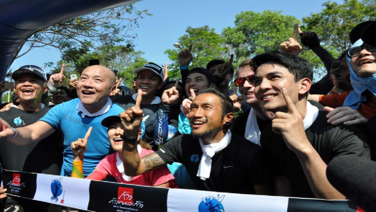 พี่ตูนสุดปลื้ม ชาวสุพรรณฯนับหมื่นรอบริจาคเงิน ด้านจังหวัด มอบเกียรติบัตรคนดีศรีสุพรรณฯเข็มเชิดชูเกียรติให้
