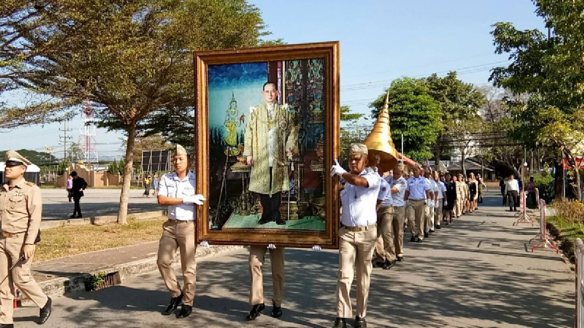 นครนายก!! อัญเชิญพระบรมฉายาลักษณ์ ในหลวง ร.๙ และนพปฏลสุวรรณฉัตร ลงจากพระเมรุมาศจำลอง..!!
