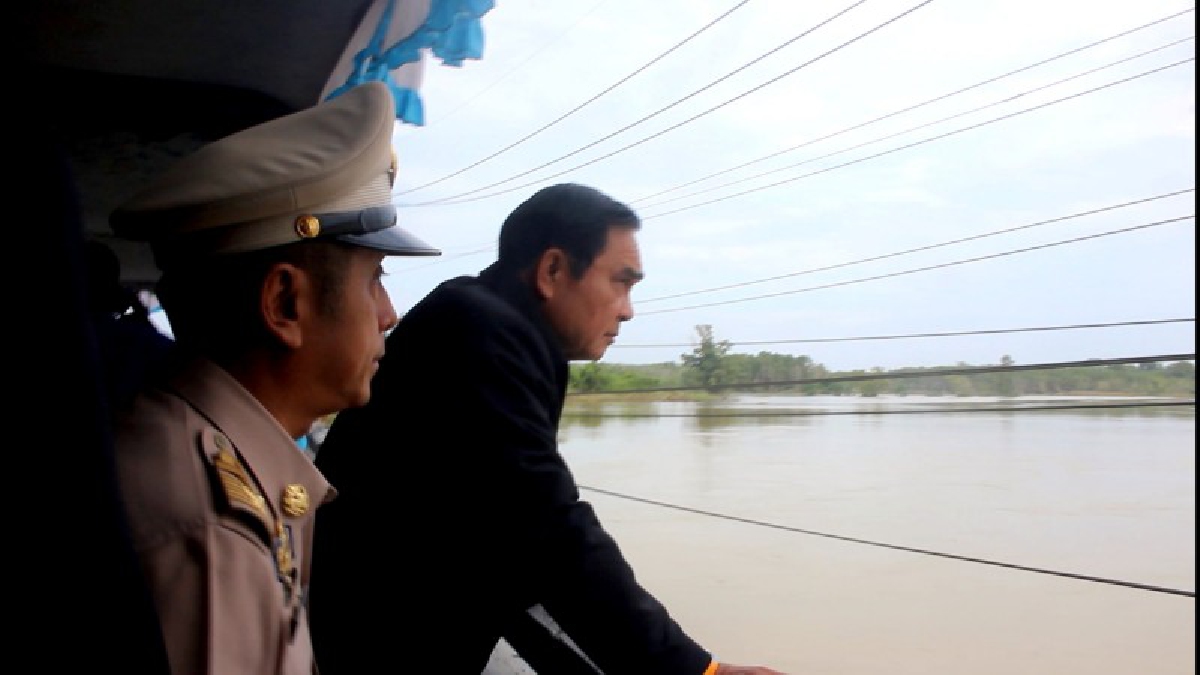 บิ๊กตู่ !! นำทีมลงใต้ เข้าช่วยเหลือผู้ประสบน้ำท่วมใน จ.ตรัง ลั่น! ประชาชนต้องช่วยกันแก้ปัญหา