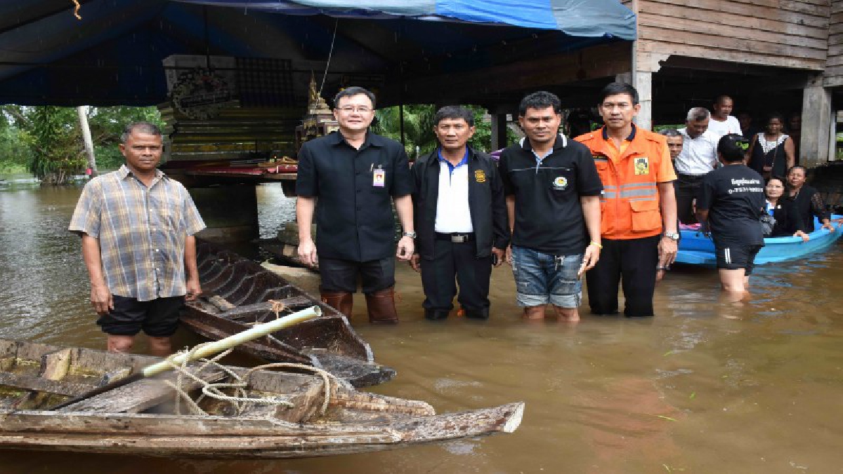 กำลังใจเป็นสิ่งสำคัญ !! รองผู้ว่าฯเมืองคอน ลุยน้ำเข้าวางพวงหรีด พร้อมมอบเงินช่วยเหลือผู้ประสบอุทกภัยที่จมน้ำเสียชีวิต