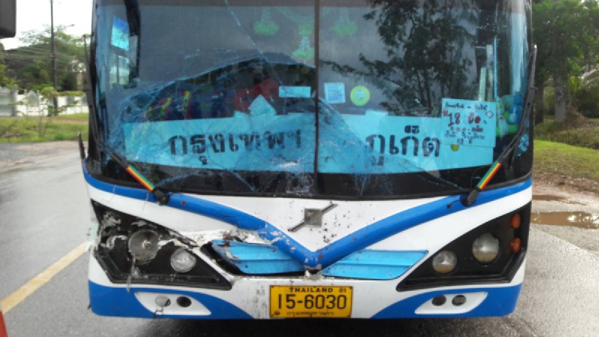 ยกให้เป็นถนนสีแดง !!! พบรถทัวร์กรุงเทพ-ภูเก็ต ชนท้ายกระบะจังๆ หลังถนนลื่นทำเบรคไม่อยู่ เดชะบุญไม่มีใครได้รับบาดเจ็บ