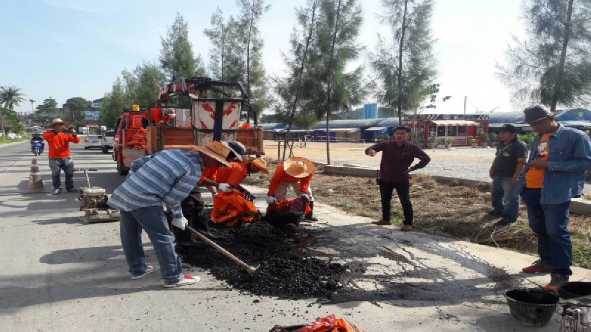 ปล่อยไว้ไม่ได้แล้ว !! อบต.บ่อวินเร่งซ่อมแซมถนน หลังพบเป็นหลุ่มบ่อ ทำชาวบ้านเดือดร้อนหนัก และก่อเกิดอุบัติเหตุบ่อยครั้ง (มีคลิป)