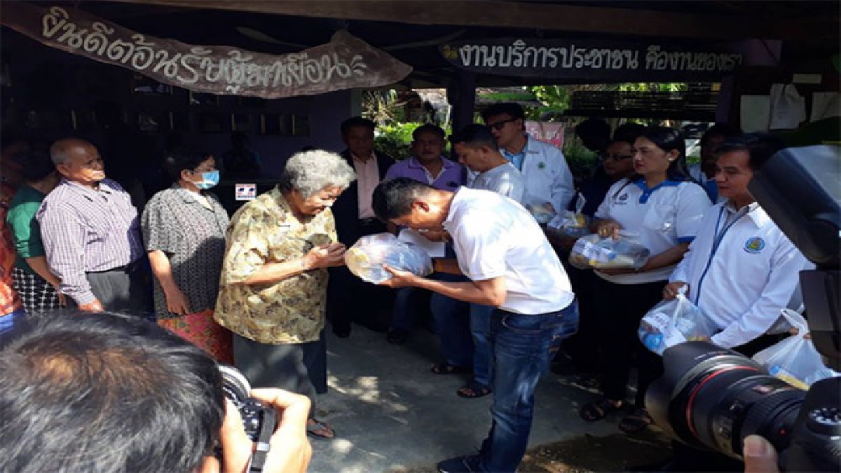 ชุมพร!! รองอธิบกรมชลฯ ลงพื้นที่แจกถุงยังชีพ เผย ครม.อนุมัติงบกว่า 1,700 ล้าน สานต่อโครงการพระราชดำริ ป้องกันน้ำท่วมอย่างยั่งยืน (มีคลิป)