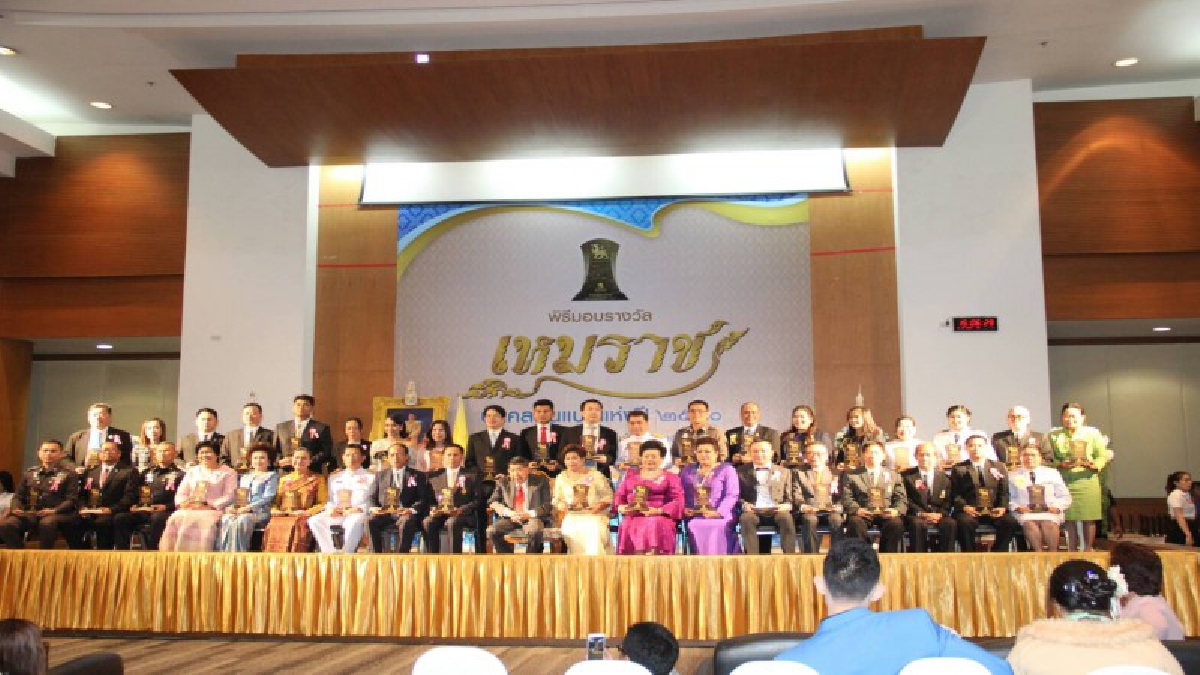ครั้งหนึ่งกับความภาคภูมิใจ..!! บุคคลสำคัญ-ดารา-นักแสดง-ร่วมพิธีประทานรางวัล “เหมราช” บุคคลต้นแบบแห่งปี 2560
