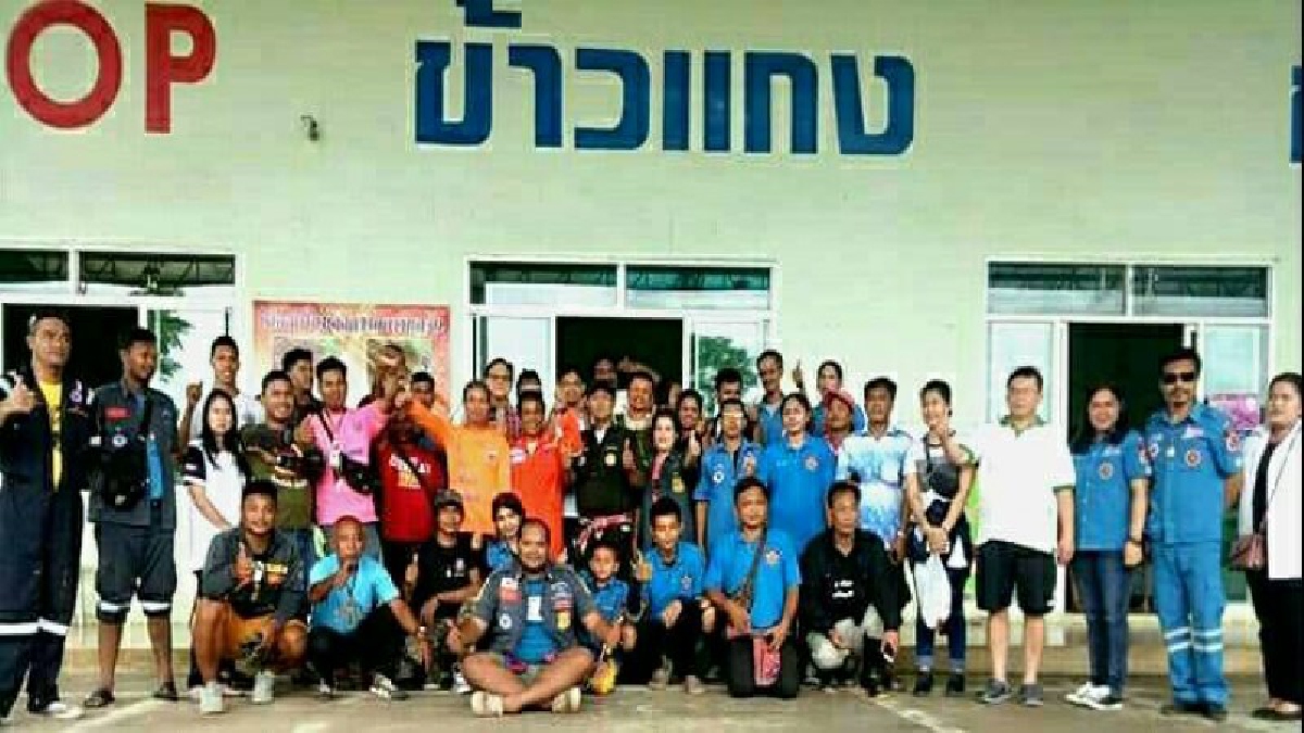 เราจะไม่ทิ้งกัน!! มูลนิธิกระบี่พิทักษ์ประชานำสิ่งของ ที่ ปชช.ร่วมบริจาค นำมอบให้กับผู้ประสบภัยน้ำท่วม ในพื้นที่จังหวัดตรัง รวมกว่า 800 ชุด
