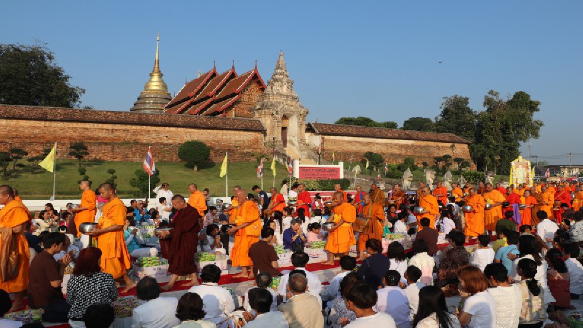 อิ่มใจกับบุญยามเช้า..!! ชาวลำปางร่วมทำบุญตักบาตรพระสงฆ์ 1,377 รูป ฉลองเมืองลำปางอายุครบ 1,377 ปี