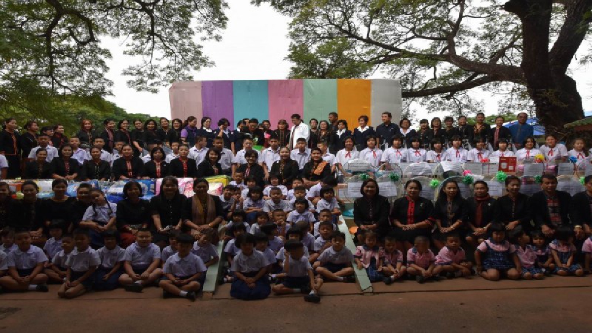 น้ำใจยิ่งให้ยิ่งได้..!! คณะครู-นักเรียน ร.ร.อนุบาลศรีสะเกษ มอบสิ่งของรวมน้ำใจ สู่ร้านธารากาชาด