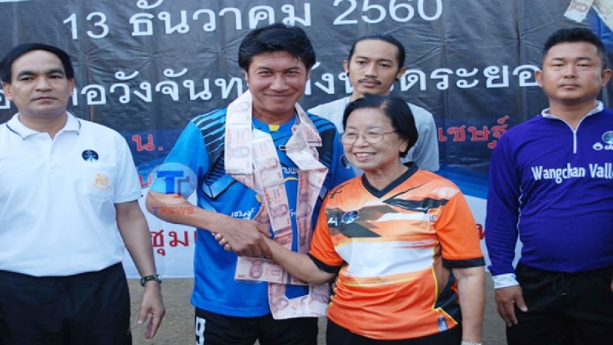 เชษฐ์ สไมล์บัฟฟาโล่ พร้อมชาวอำเภอวังจันทร์ร่วมรับบริจาคนำเงินสมทบ ทีม"ตูน"บอดี้แสลม ช่วย 11โรงพยาบาลทั่วประเทศ