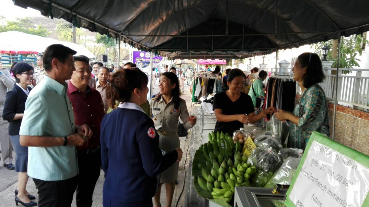 พช.หนองคาย เปิดตลาดประชารัฐ คนไทยยิ้มได้ จุดอำเภอเมืองหนองคาย มีผู้ประกอบการผู้ที่สนใจลงทะเบียนจำหน่ายสินค้ากว่า 92 ราย (คลิป)