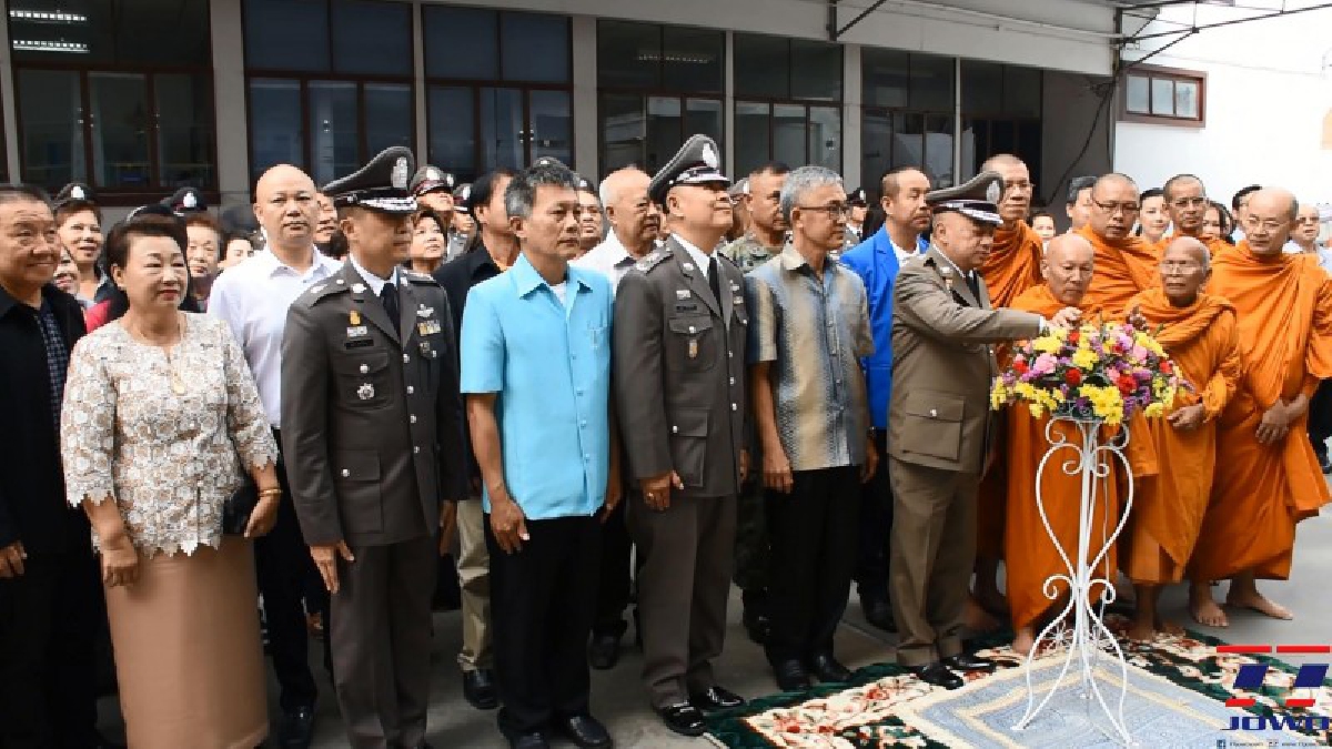 ผู้บัญชาการตำรวจภูธรภาค 2 พร้อมคหบดีประชาชนชาวจันทบุรี ร่วมแสดงความยินดี ในพิธีเปิดอาคารสำนักงาน ตำรวจภูธรจันทบุรี หลังใหม่ (มีคลิป)