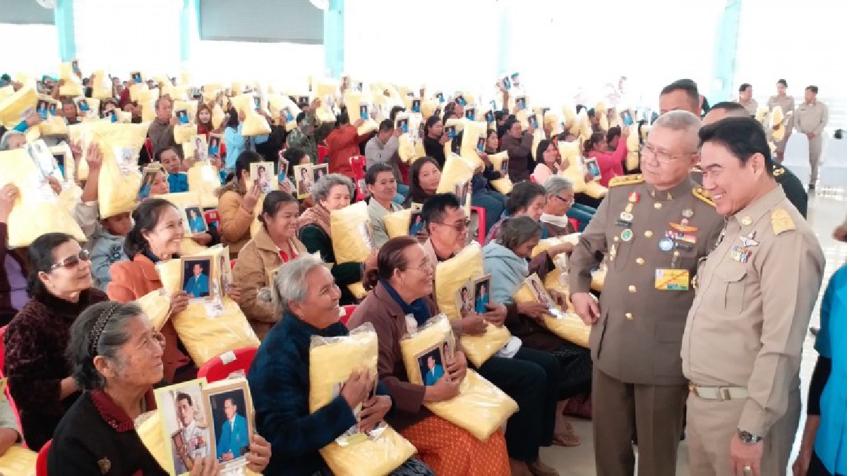 สุดซาบซึ้ง !! ในหลวง ร.10 โปรดเกล้าฯผู้แทนพระองค์ มอบผ้าห่มพระราชทาน แก่พสกนิกรประสบภัยหนาว หลังอุณหภูมิลดต่อเนื่อง ต่ำสุด 9 องศา (มีคลิป)