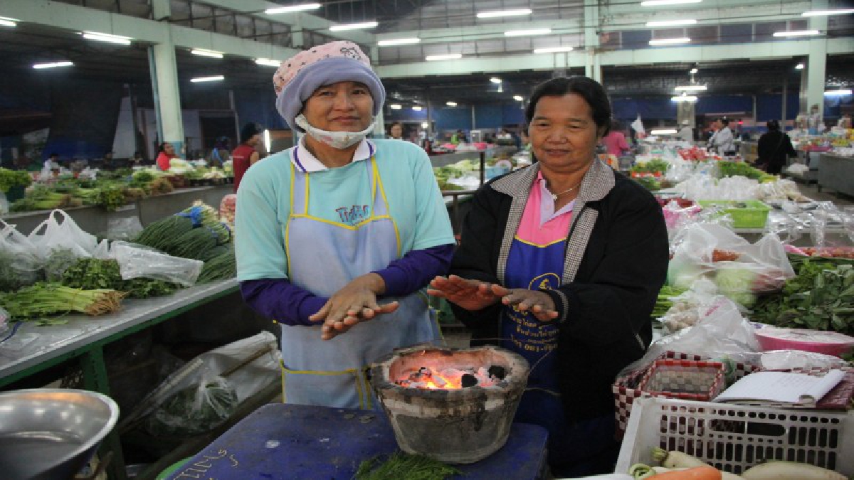 ชัยภูมิหนาวจัด !! อุณหภูมิลดฮวบ พ่อค้าแม่ค้าสุดทน ต้องก่อกองไฟผิงกลางตลาดสดคลายหนาว