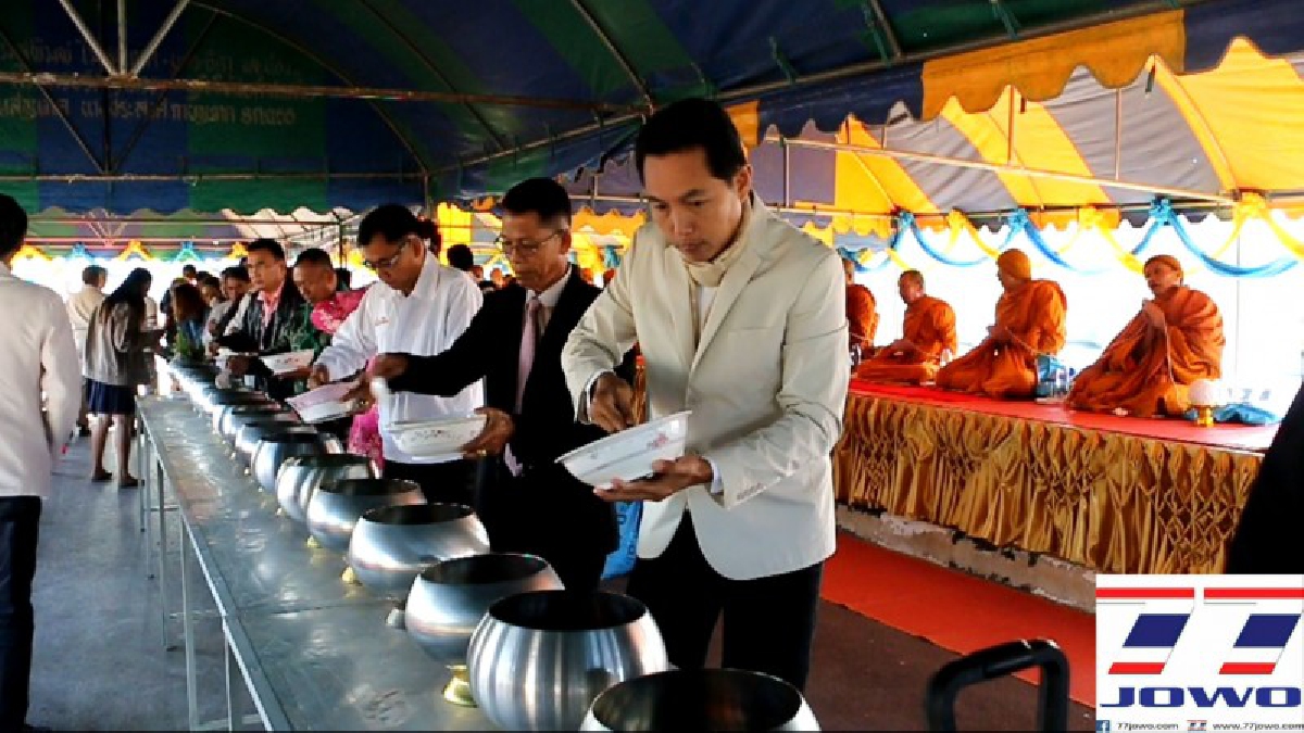 นอภ.ด่านขุนทด !! นำชาวบ้านทำบุญอุทิศส่วนกุศลให้ผู้เสียชีวิต สามแยกมรณะ หวังลดอุบัติเหตุช่วงเทศกาลปีใหม่