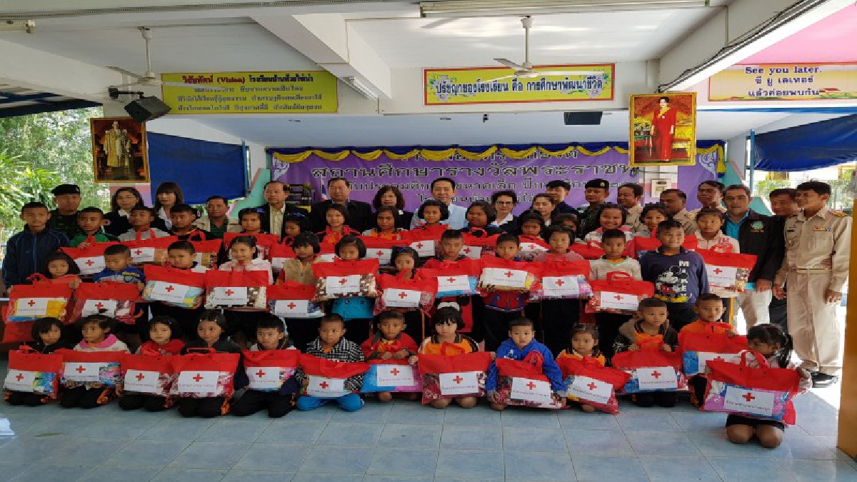 นอภ.บางละมุง-กิ่งกาชาด ส่งกำลังใจสู้ลมหนาว มอบผ้าห่มให้เด็กนักเรียนฐานะยากจน ( มีคลิป)