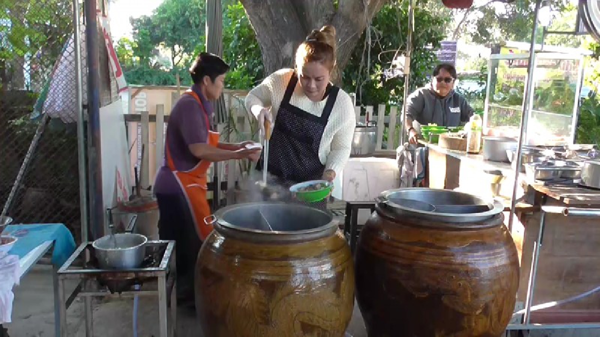 สุดยอดตำรวจไอเดียเก๋ !! ดัดแปลงแก๊สธรรมดาทำ “หม้อต้มเตาโอ่ง” เพิ่มรสชาติให้กับน้ำต้มซุป จนลูกค้าติดใจ ขายดีจนทำไม่ทัน!