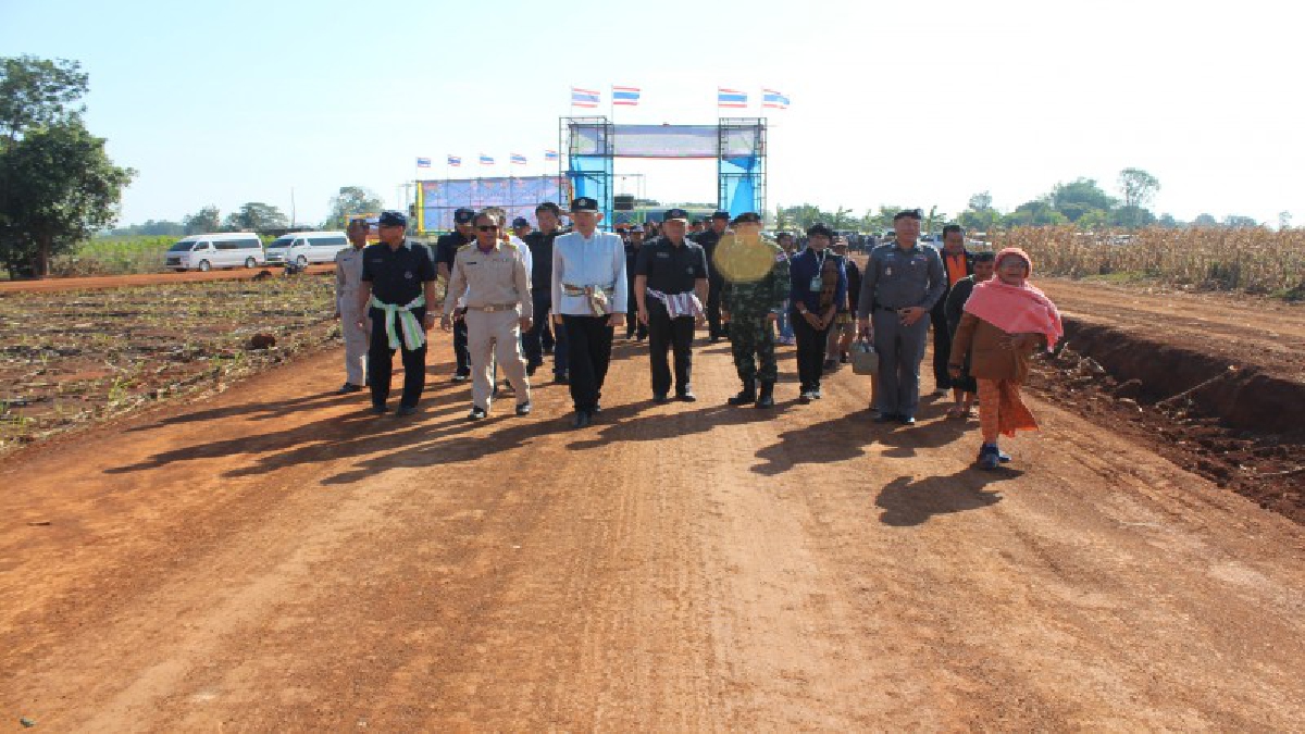 สำนักงานพัฒนาภาค 5 มอบถนนสองสายให้ชาวบ้านหนองบุญมากโคราช เป็นของขวัญปีใหม่ (มีคลิป)